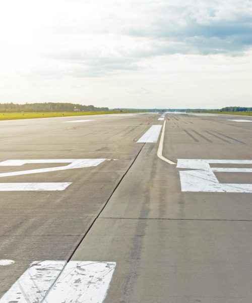 View of the runway with the number 28 airport.